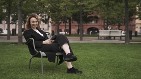 mujer sentada en el parque con la cámara