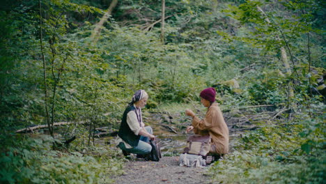 amigos empacando bolsas mientras se agachan en el bosque