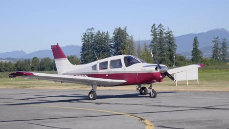 pequeño avión de hélice privado rodando en un hermoso aeródromo, pista