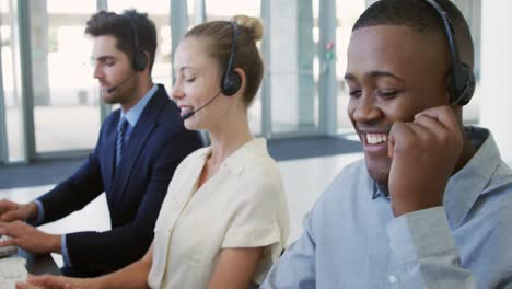 jóvenes empresarios que usan auriculares en una oficina moderna