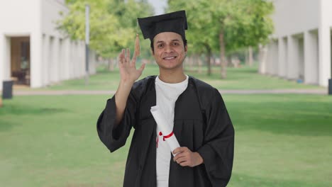 feliz estudiante universitario indio saludando a la cámara