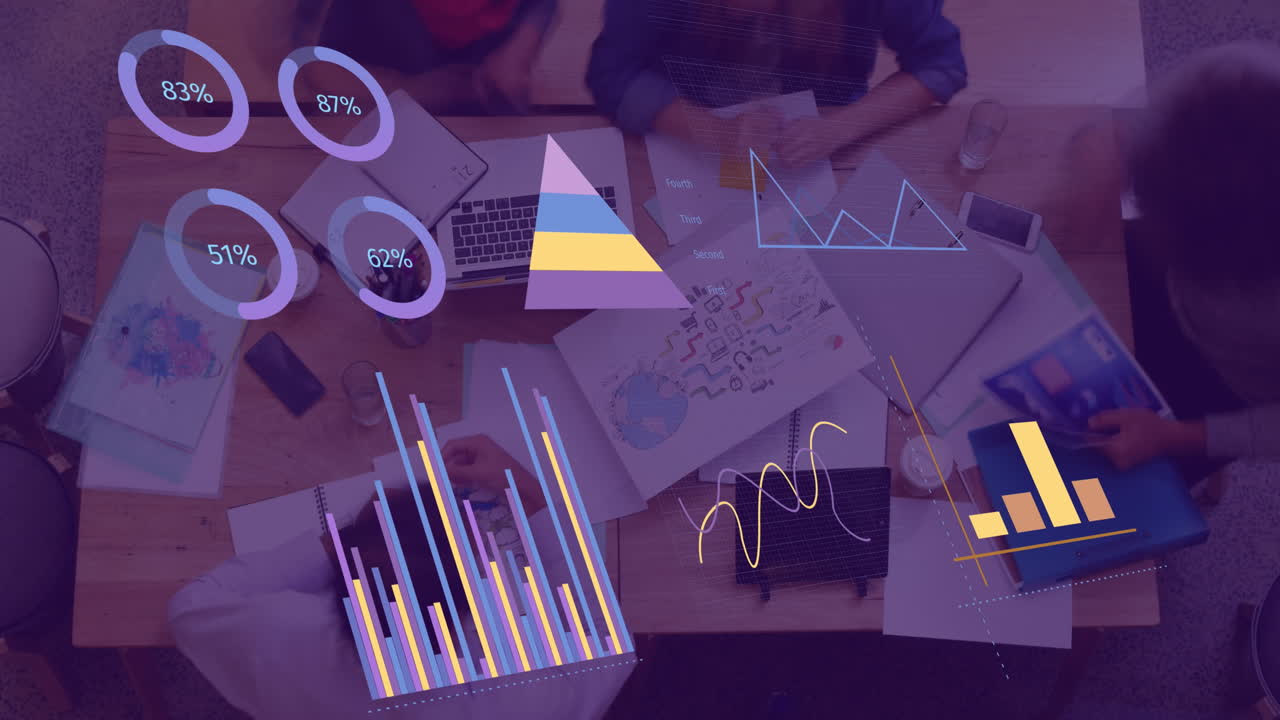 animación del procesamiento de datos financieros sobre personas de negocios que trabajan en la oficina
