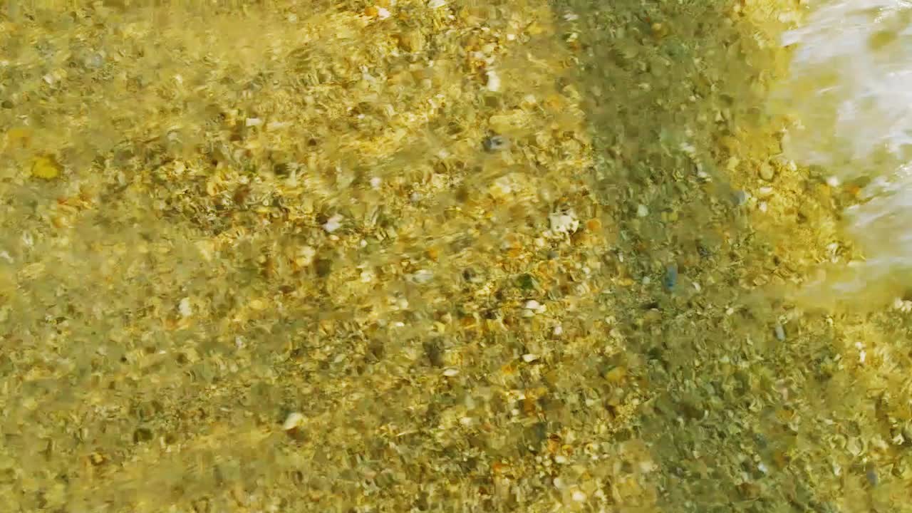 여름에는 큐라소 빌렘스타트 해안에 파도가 튀는 수정처럼 맑은 바다