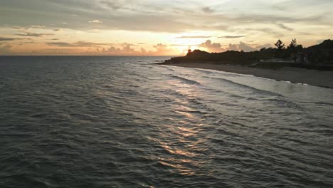 Hora-Dorada-Puesta-De-Sol-Sobre-El-Océano-En-Vietnam