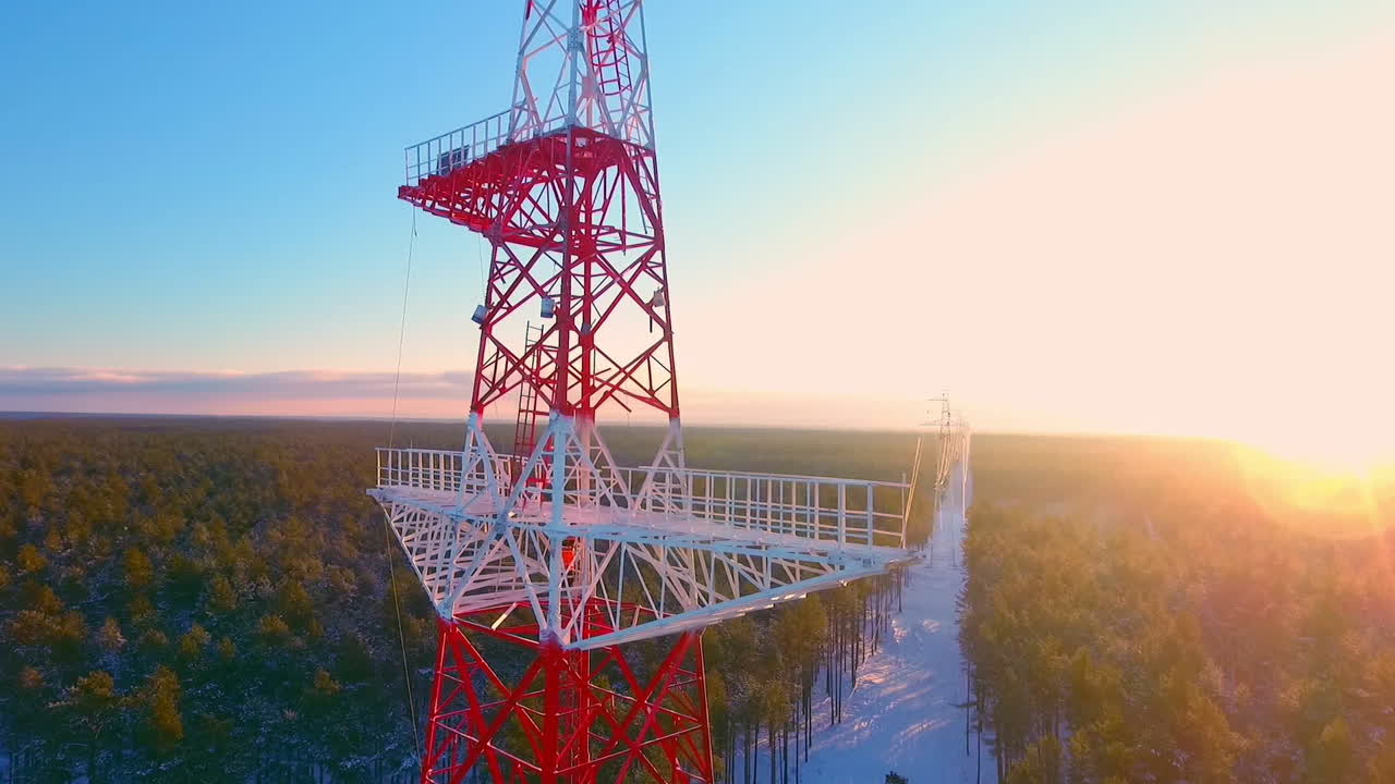воздушный пейзаж линии электропередачи. энергетика. энергетическая промышленность