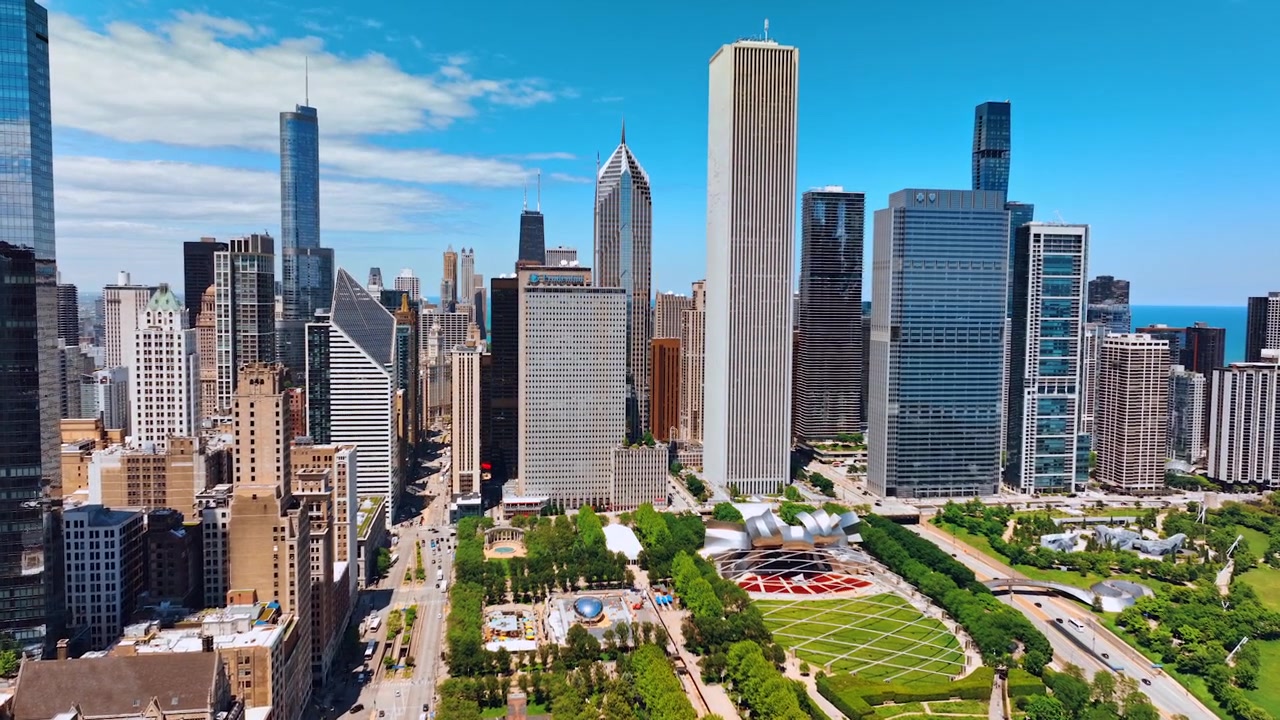 Magnifici grattacieli circondano lo splendido parco. Vista aerea del Millennium Park a Chicago, Illinois, USA.