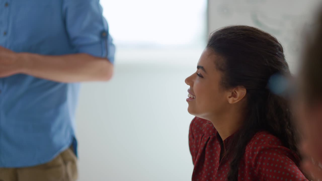 mujer de negocios afro hablando con colegas en la sala de reuniones