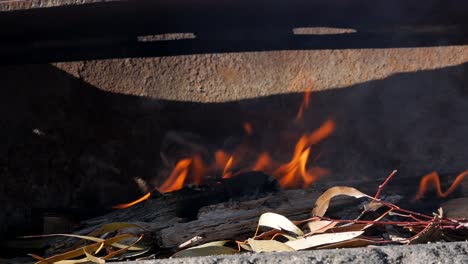 fuego abierto en una barbacoa al aire libre de hierro
