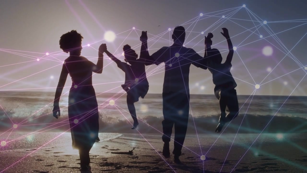Famiglia di quattro persone che cammina su onde di sabbia, con gli adulti che fanno dondolare i bambini, e una sovrapposizione tecnologica su ombre fluide.