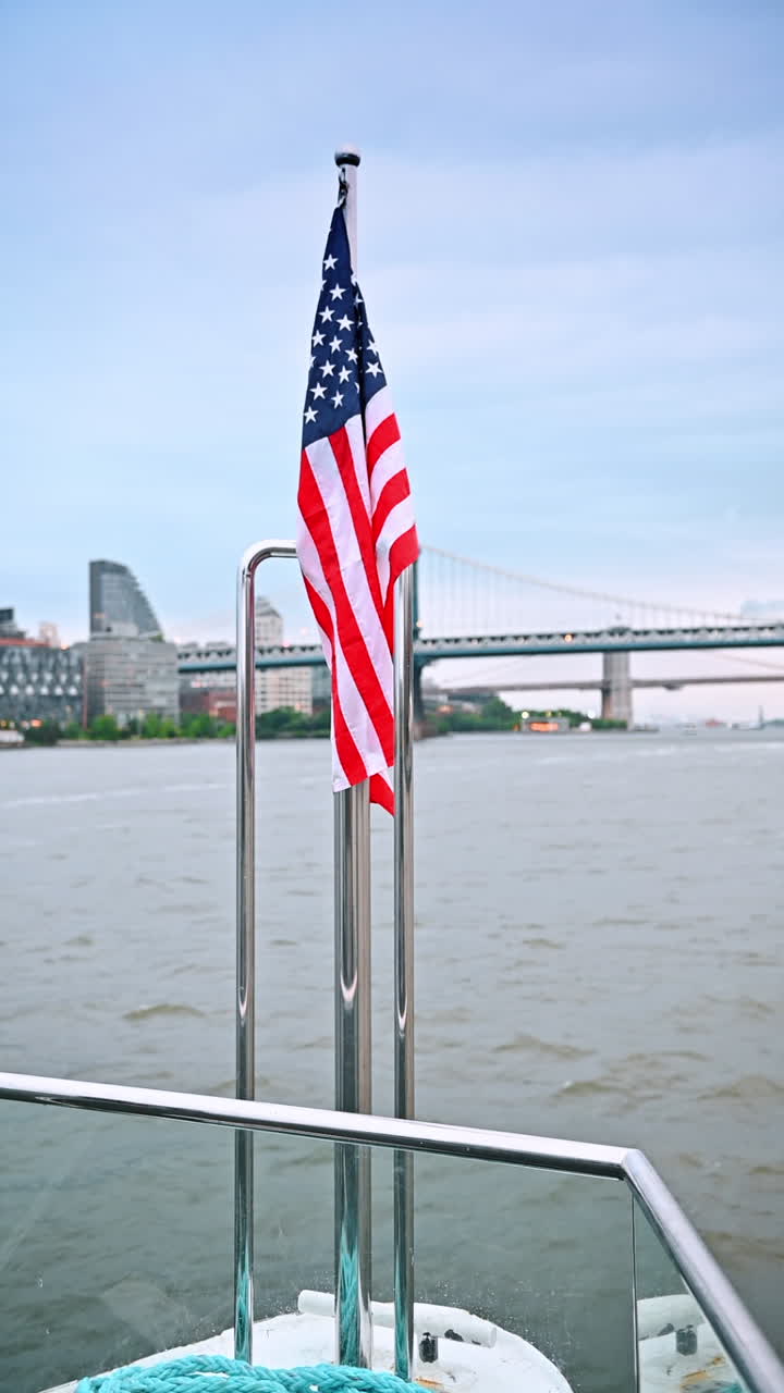 Vedute del fiume di New York in barca. Goditi un tranquillo giro in barca a New York, ammirando lo skyline e i ponti iconici sotto un cielo sereno