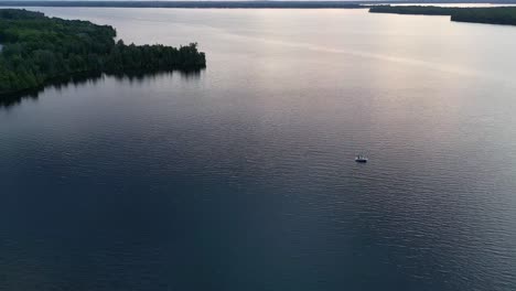 Reflexiones-Sobre-El-Idílico-Paisaje-Marino-Durante-La-Puesta-De-Sol-En-El-Lago-Rosseau,-Ontario,-Canadá