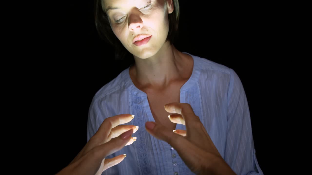 mujer mirando las manos de otra mujer