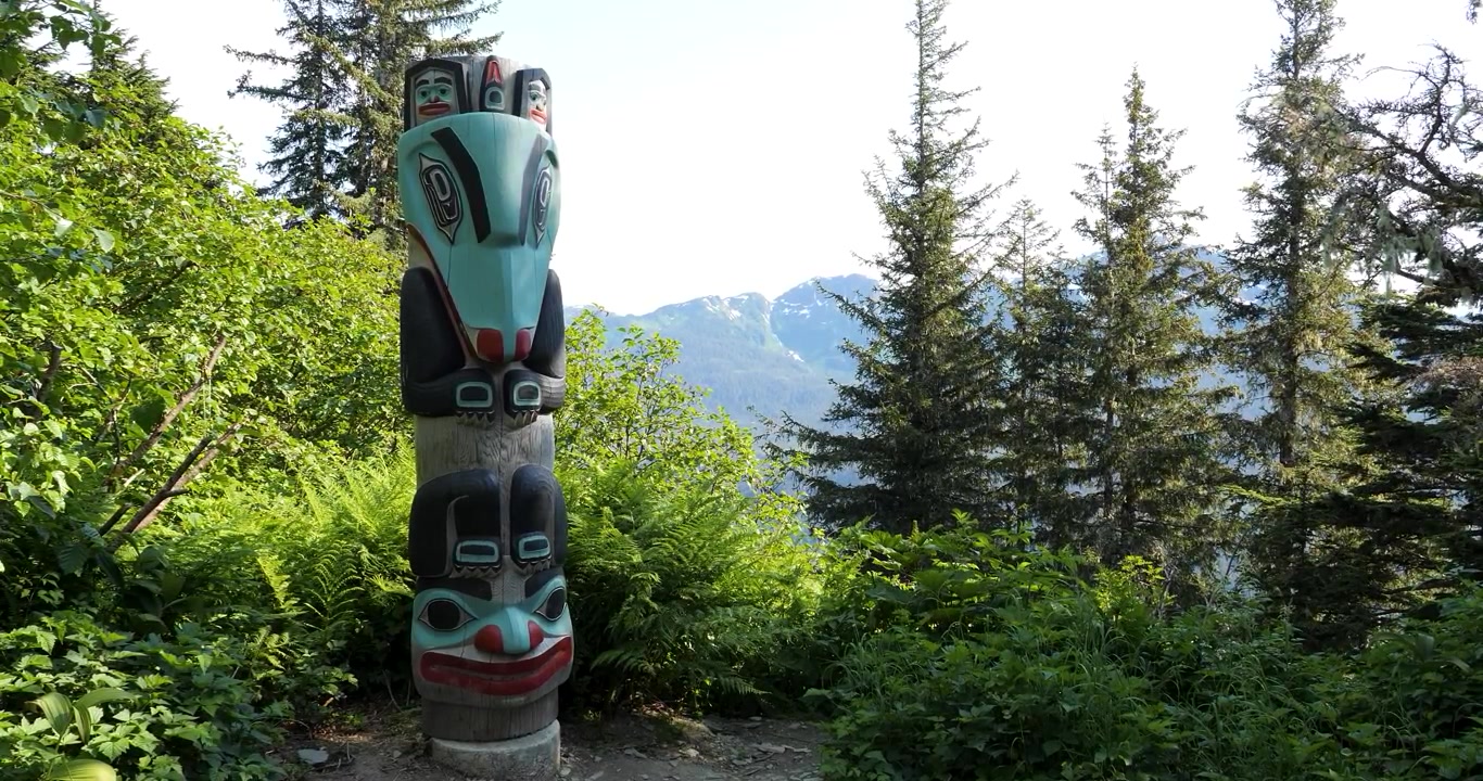 Tlingit-Totempfahl der Nordwestküste auf dem Mount Roberts Trail. Goldbelt Tram Naturzentrum, Juneau, Alaska.