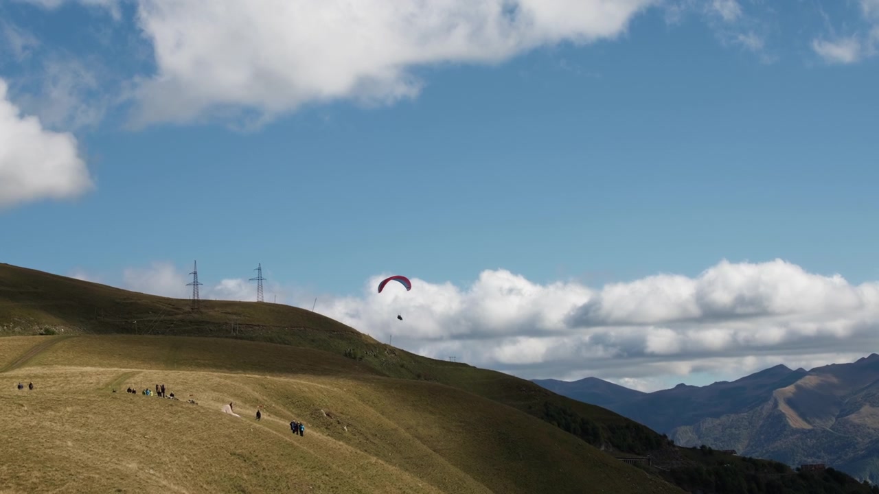 Folk som ser på paragliding