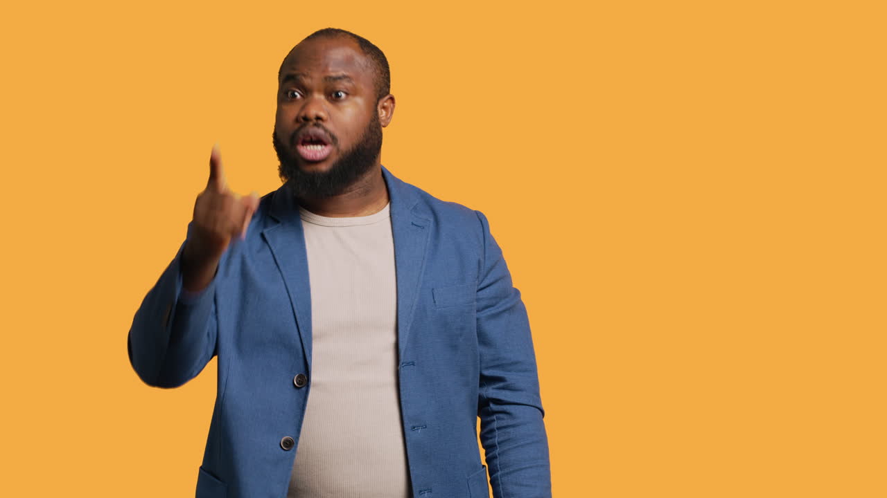 hombre enojado peleando con un amigo por una debacle, fondo del estudio