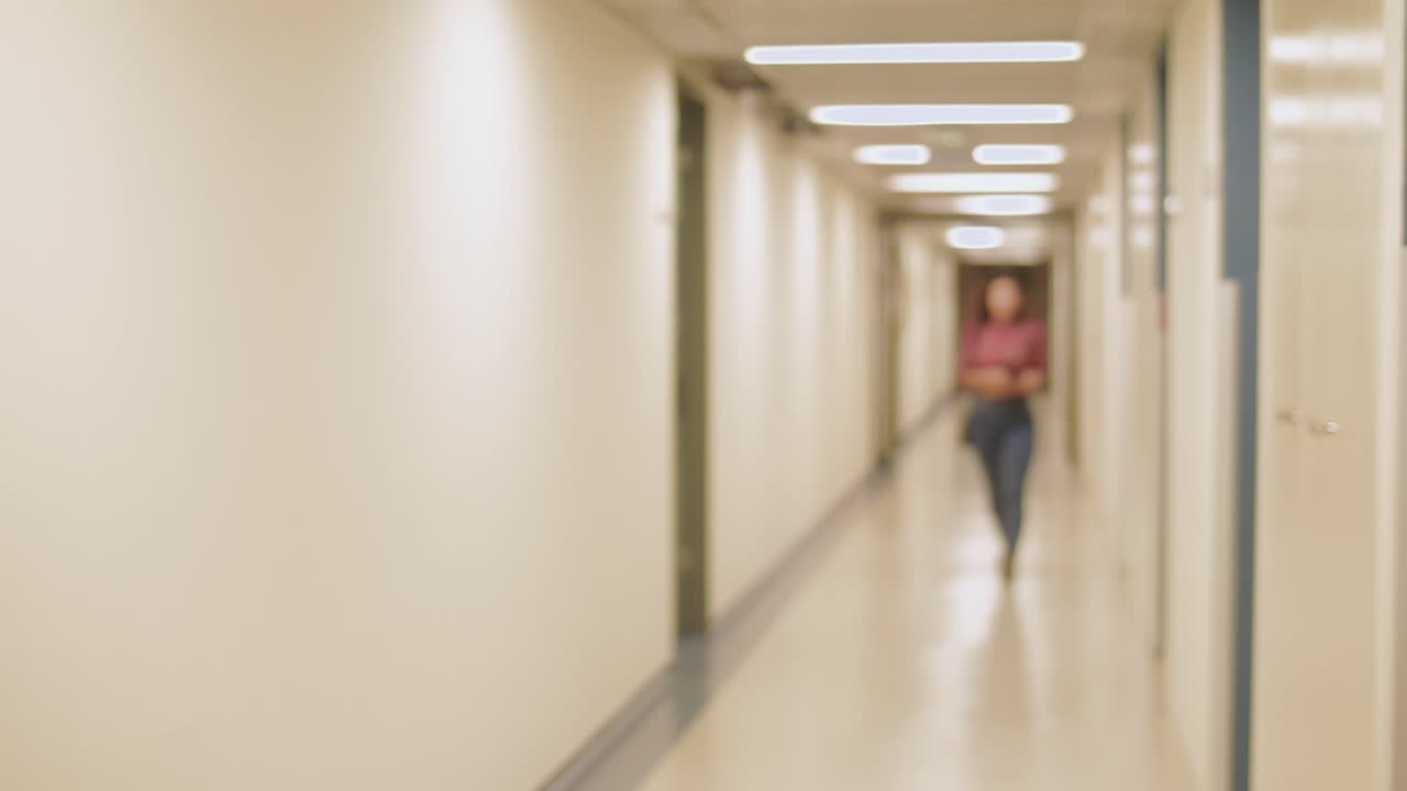 atractiva mujer joven del medio oriente enviando mensajes de texto por teléfono y volviendo para ver si alguien la acecha