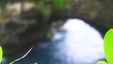 elevando-se acima da vegetação revela o impressionante arco oceânico da praia quebrada, bali indonésia