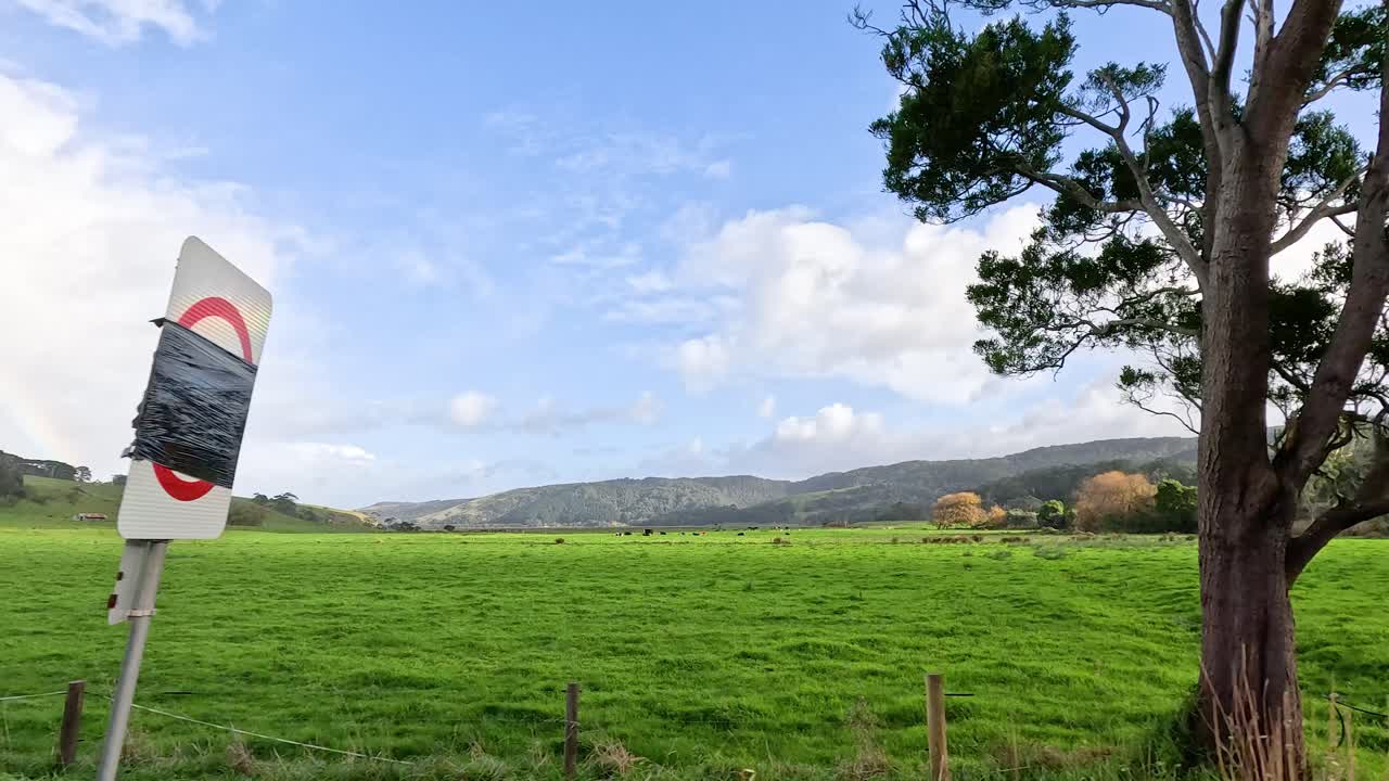 푸른 과 멀리 있는 언덕