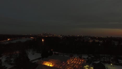 centro de horticultura del parque fairmount en la noche - toma de drones de filadelfia, pa