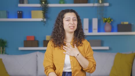 la joven está disgustada.