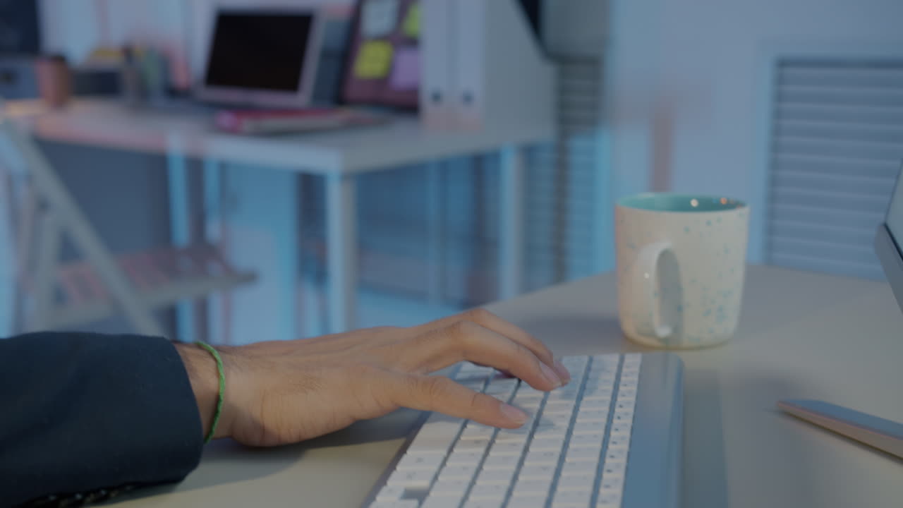 hombre de negocios que trabaja desde casa