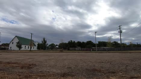 Wolken-Ziehen-Schnell-über-Eine-Alte-Weiße-Kirche-In-Einer-Kleinen-Stadt-Namens-Empress-In-Alberta,-Kanada