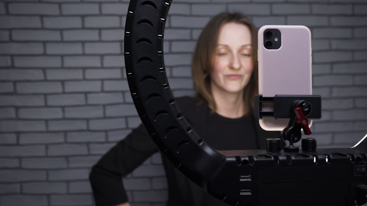 video de una blogger contando una historia para su blog