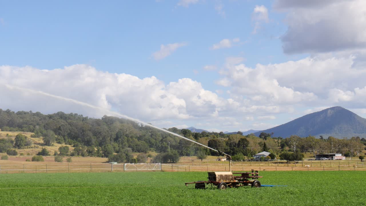 농업 관개 시스템은 을 가로질러 작동하고 있습니다.