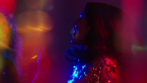 cerca de dos mujeres en un bar de club nocturno o discoteca bailando con luces brillantes 13
