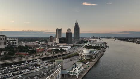 Luftaufnahme-Der-Innenstadt-Von-Mobile-Alabama-In-Der-Abenddämmerung