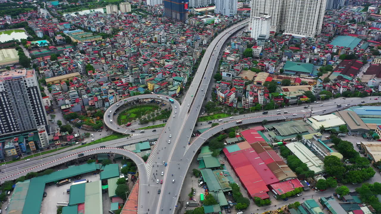 많은 통근객들이 오늘 도로에 있습니다.