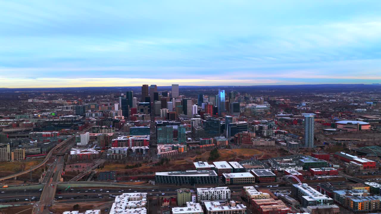 Inverno nel centro di Denver, Colorado, vista aerea da drone, skyline di Lodo, panorama urbano con grattacieli ed edifici, paesaggio con cielo grigio, tramonto pomeridiano, quartiere, traffico sulla I-25, auto, autostrada, Front Range, movimento in avanti