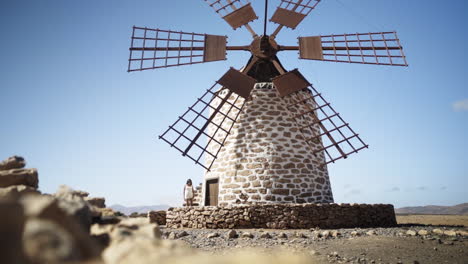 molino de poste hueco holandés europeo en el desierto de fuerteventura