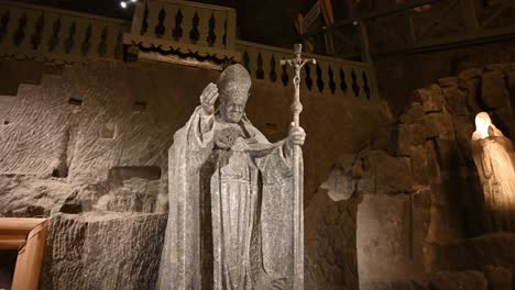 sculpture du pape polonais dans les mines de sel de cracovie