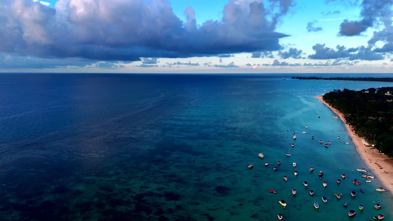 Un destino tropical isleño que ofrece paz y tranquilidad en un entorno sereno.