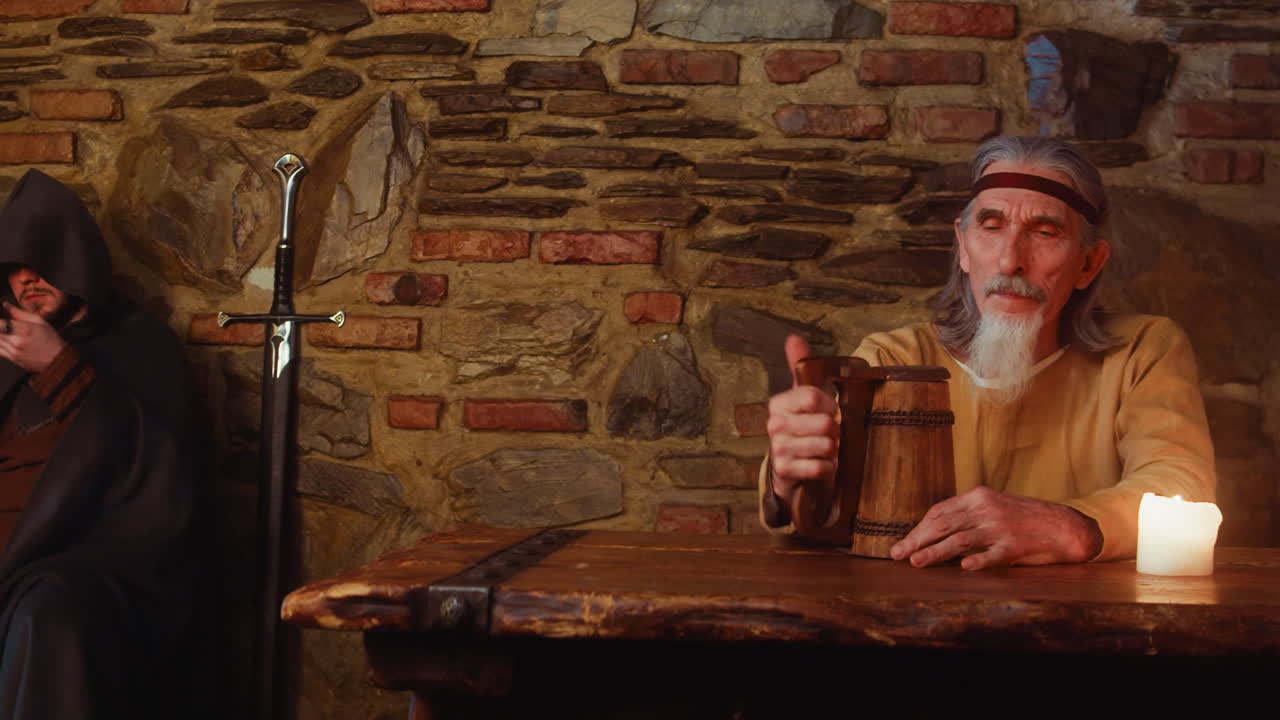 다른 손님들은 중세 술집에서 휴식을 취하고 웨이트리스, 신비한 흡연자, 후드에 노인 사냥, 술집에 젊은 하녀, 역사적 재구성.