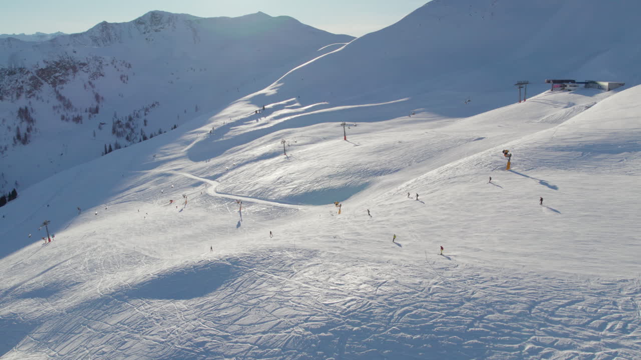 esquiadores en la estación de esquí de saalbach-hinterglemm, austria - toma de un avión no tripulado