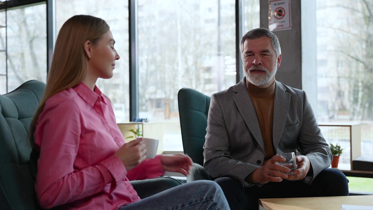 Uomo e donna professionisti che conversano in un ufficio moderno