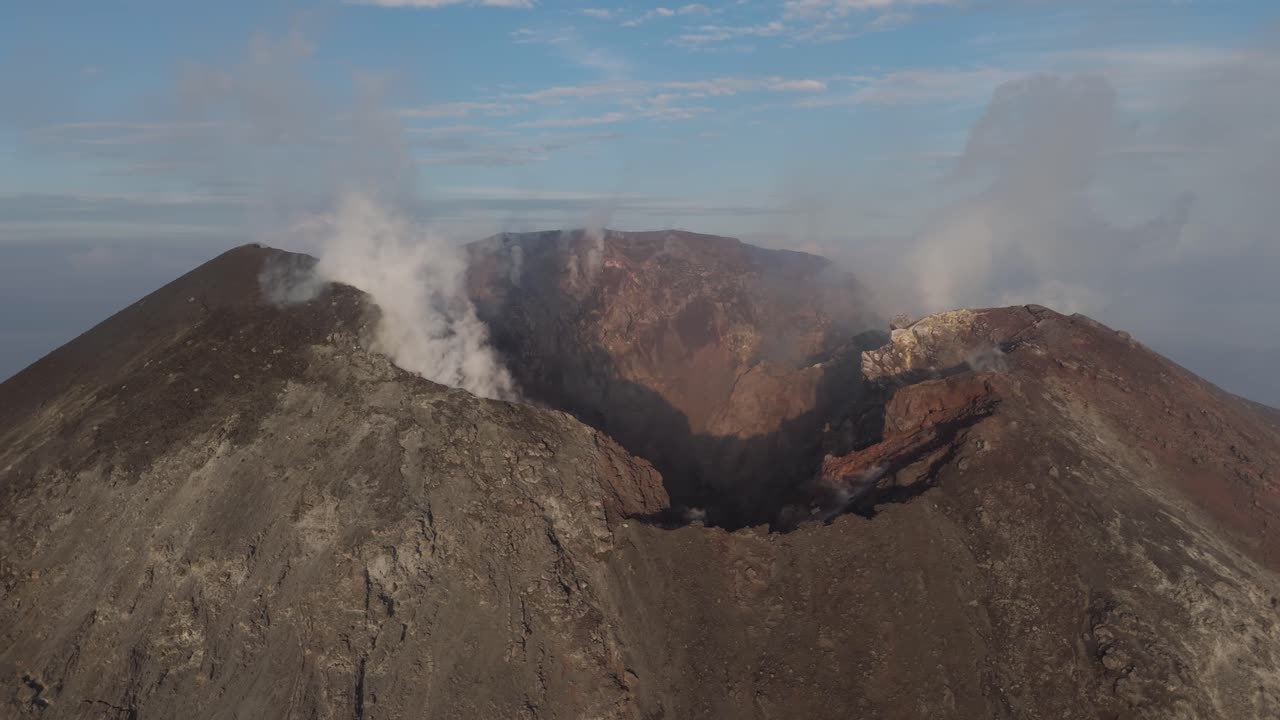 Cratere del vulcano Pacaya che emette gas in Guatemala. Vista aerea.