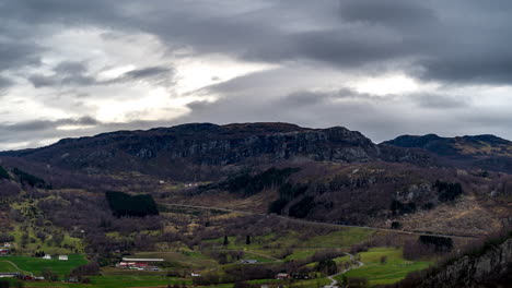 Cielo-Nublado-Sobre-El-Pueblo-De-Montaña-De-Bratthetland-En-Fister,-Noruega