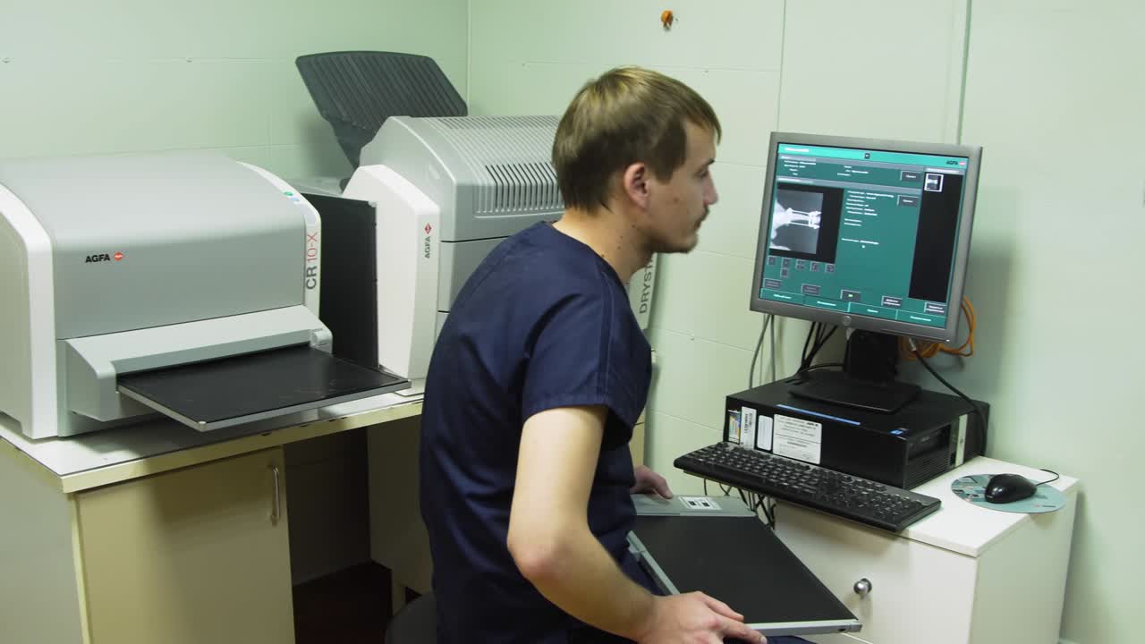 un médico mirando una radiografía en un hospital