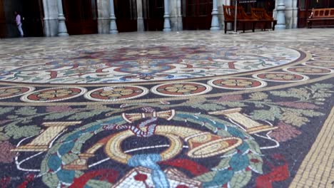 Toma-Inclinada-Del-Piso-De-Mosaico-En-El-Patio-De-Las-Naciones-En-El-Palacio-Da-Bolsa,-Porto