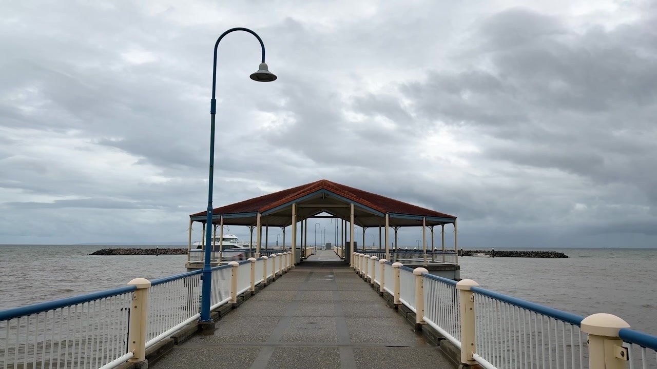 Vista lungo il molo di Redcliffe in una giornata nuvolosa e coperta, Queensland, Australia.