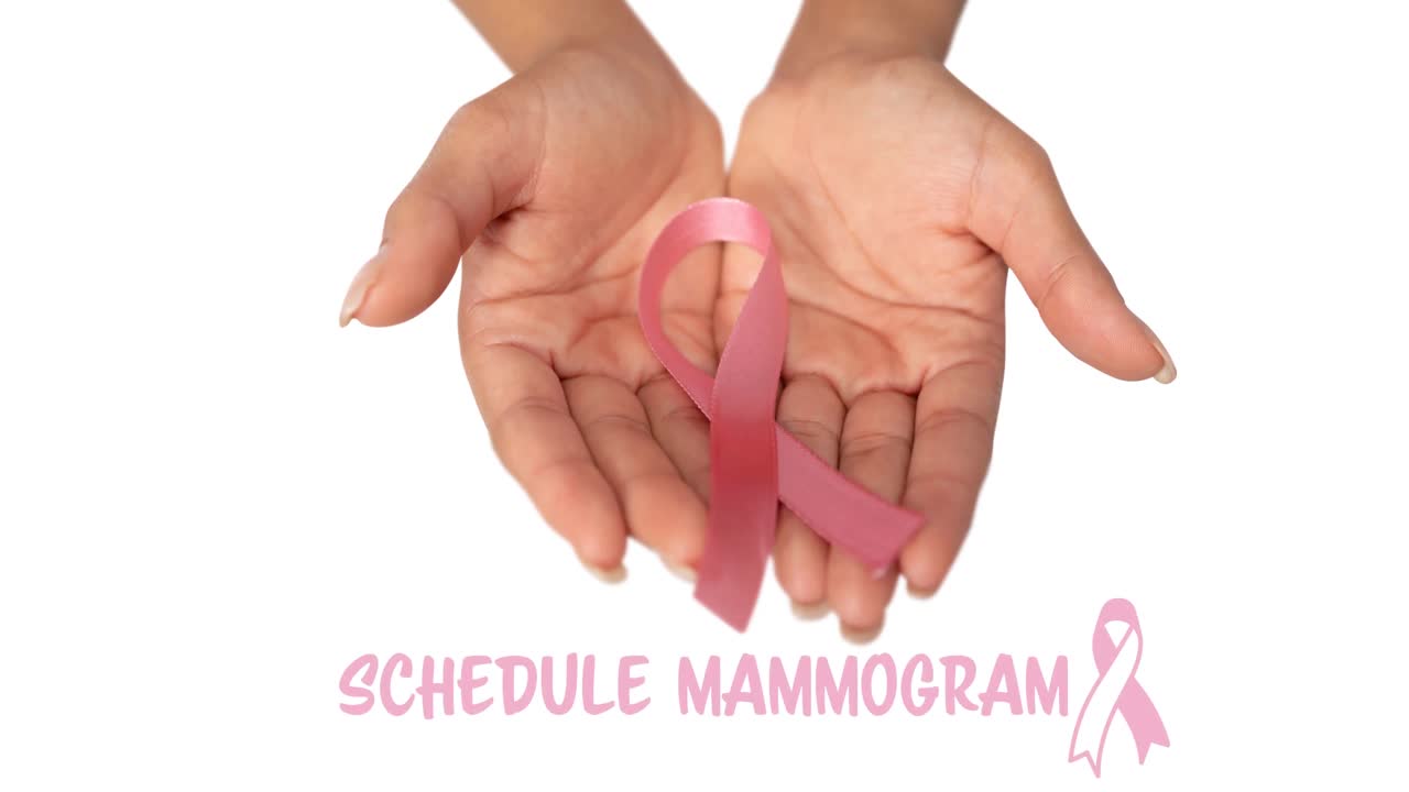 Animazione del testo "mammografia" con il logo del nastro contro il cancro, sopra le mani di una donna che tiene un nastro rosa.