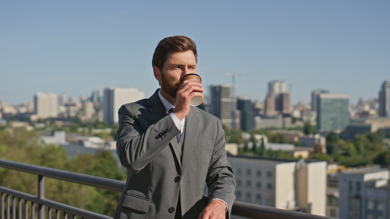 hombre de negocios bebiendo café relajándose en la calle soleada de cerca. gerente bebiendo