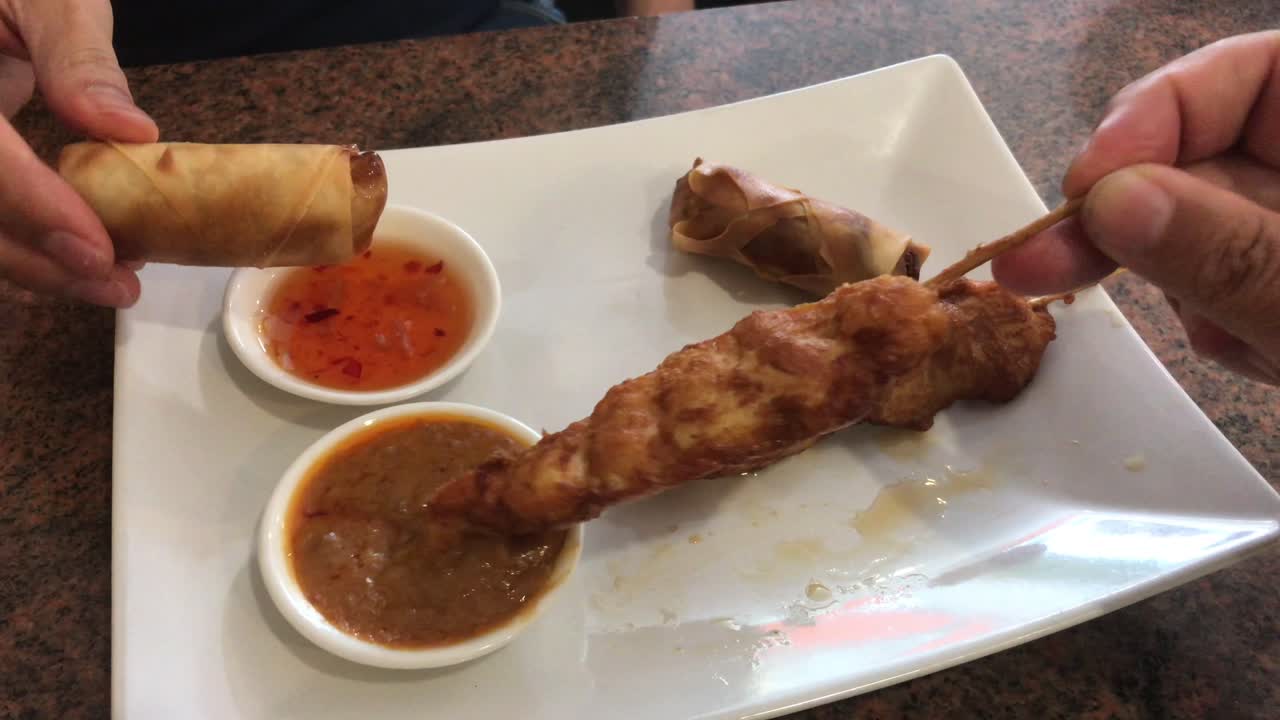 스프링롤과 치킨을 먹고