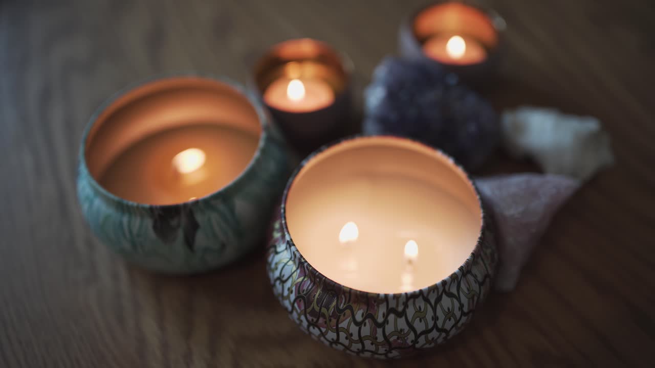 vista sobre algunas velas acogedoras que huelen muy bien-1