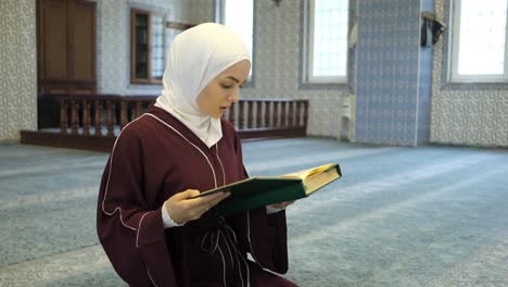 woman reading koran