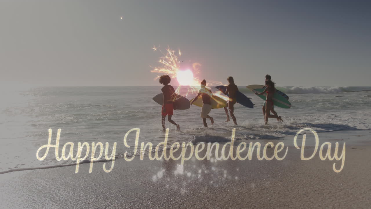 анимация 4 июля текст над фейерверками и разнообразными друзьями с досками для серфинга на пляже летом