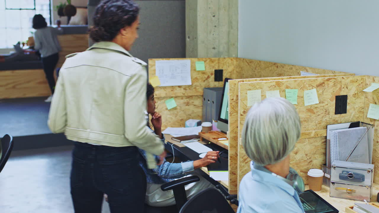 mujeres diversas que trabajan y se reúnen en oficinas modernas